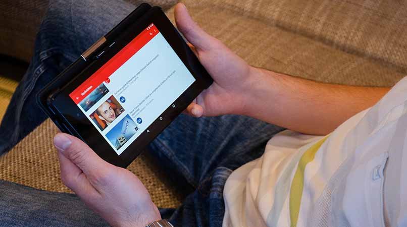 homme avec une tablette à la main