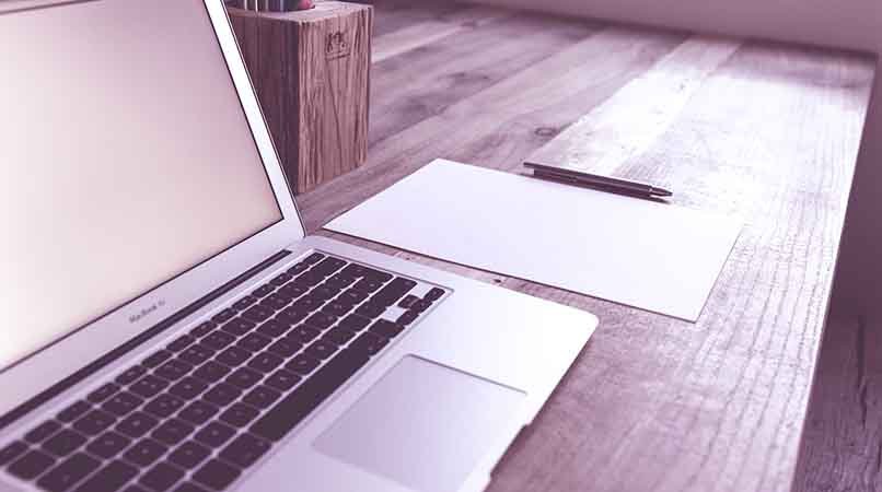 Comment configurer l'affichage standard dans votre discord ? Ordinateur portable sur table